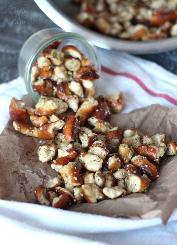 Stinky Pretzels | www.cookiesandcups.com | #pretzels #recipe #snack