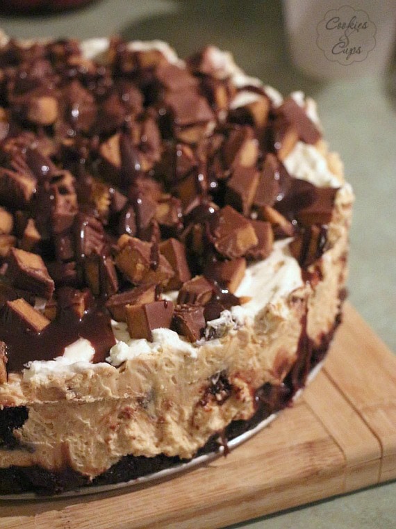 Peanut Butter Cup Brownie Cheesecake | www.cookiesandcups.com