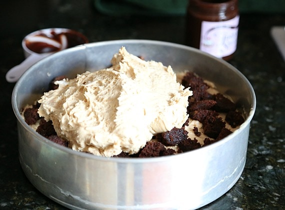 Peanut Butter Cup Brownie Cheesecake | www.cookiesandcups.com