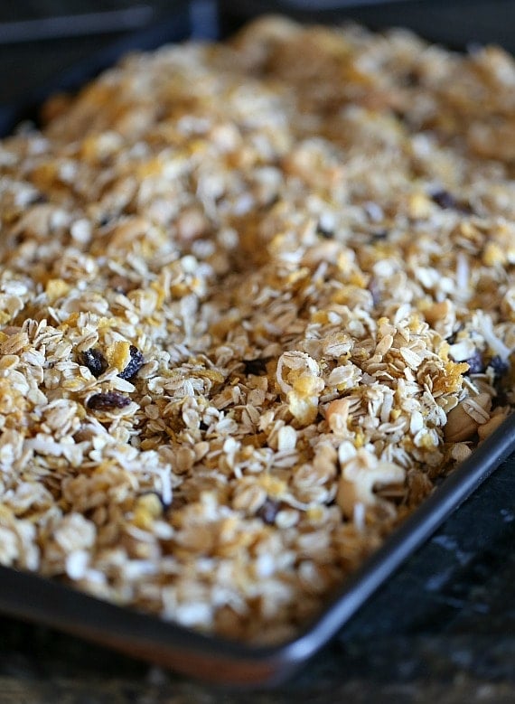 Snacking Granola Clusters | www.cookiesandcups.com