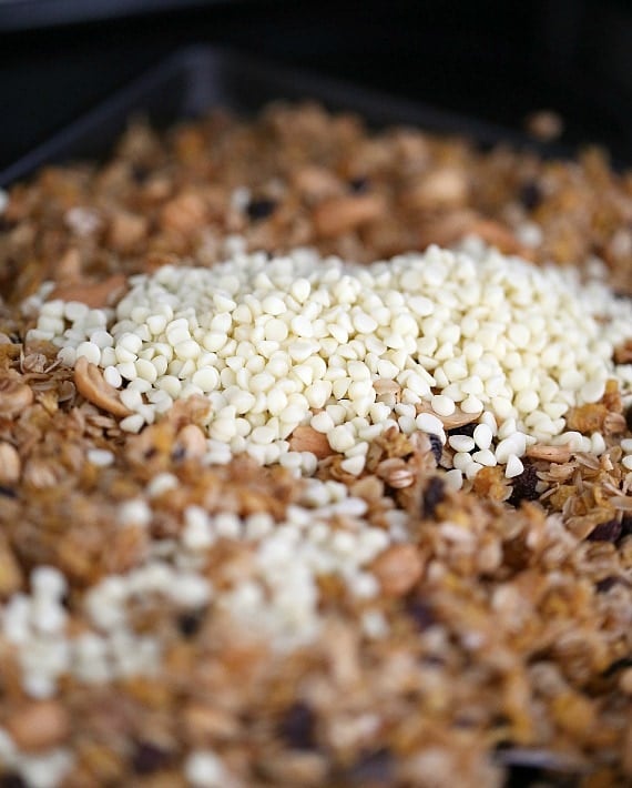 Snacking Granola Clusters | www.cookiesandcups.com