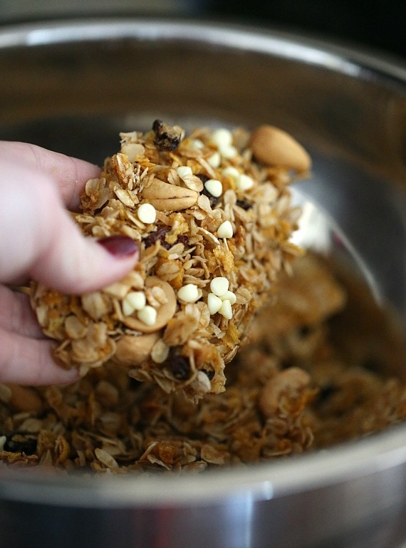 Snacking Granola Clusters | www.cookiesandcups.com