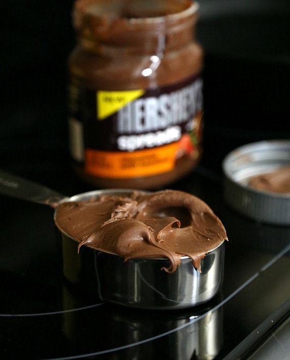 Nutella Skillet Cookie ~ A Chocolate Hazelnut cookie baked right in your cast iron skillet! I a delicious and chocolatey easy dessert! www.cookiesandcups.com