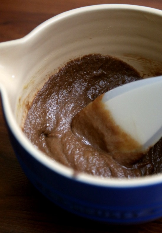 Nutella Skillet Cookie ~ A Chocolate Hazelnut cookie baked right in your cast iron skillet! I a delicious and chocolatey easy dessert! www.cookiesandcups.com