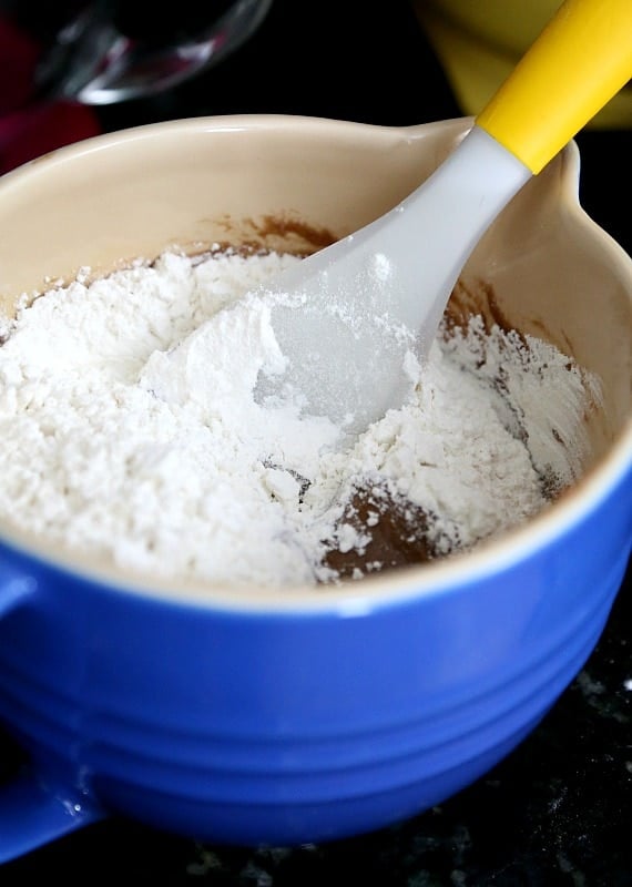 Nutella Skillet Cookie ~ A Chocolate Hazelnut cookie baked right in your cast iron skillet! I a delicious and chocolatey easy dessert! www.cookiesandcups.com