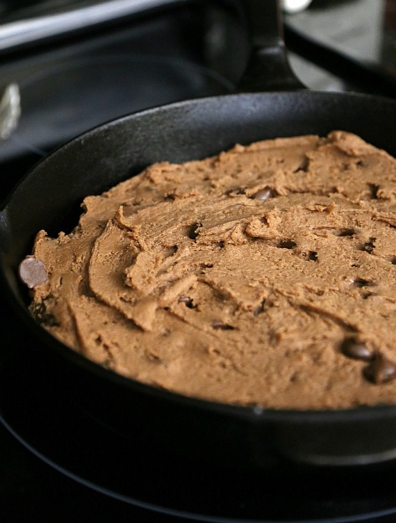 Nutella Skillet Cookie ~ A Chocolate Hazelnut cookie baked right in your cast iron skillet! I a delicious and chocolatey easy dessert! www.cookiesandcups.com