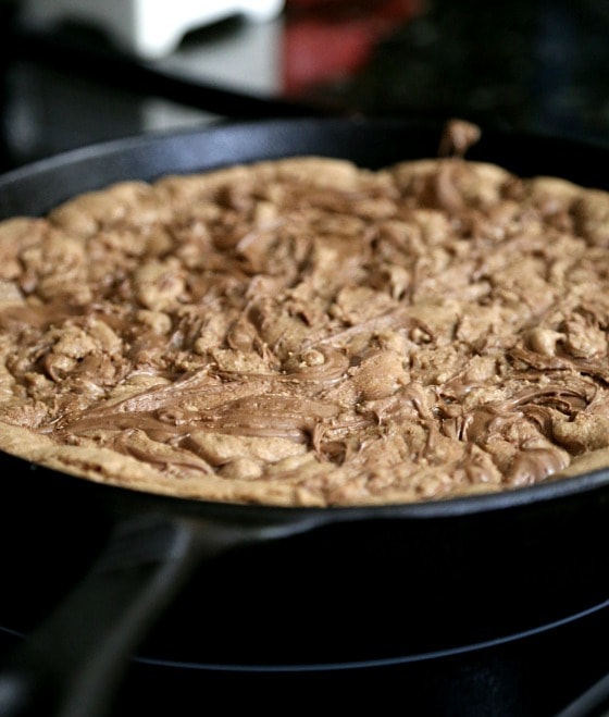 Nutella Skillet Cookie ~ A Chocolate Hazelnut cookie baked right in your cast iron skillet! I a delicious and chocolatey easy dessert! www.cookiesandcups.com