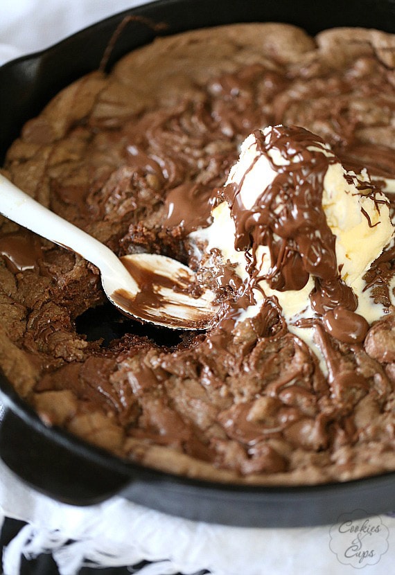 Nutella Skillet Cookie ~ A Chocolate Hazelnut cookie baked right in your cast iron skillet! I a delicious and chocolatey easy dessert! www.cookiesandcups.com