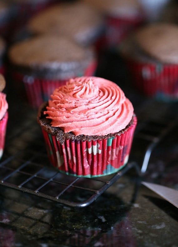 Whoopie Pie Cupcakes with Red Velvet Frosting | www.cookiesandcups.com