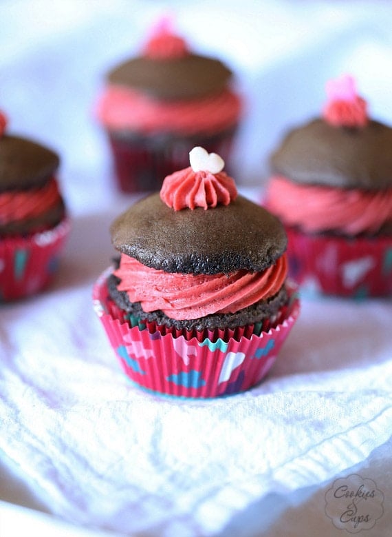 Whoopie Pie Cupcakes with Red Velvet Frosting | www.cookiesandcups.com