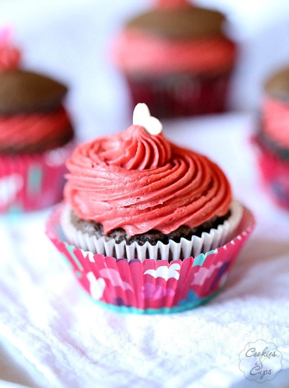 Whoopie Pie Cupcakes with Red Velvet Frosting | www.cookiesandcups.com