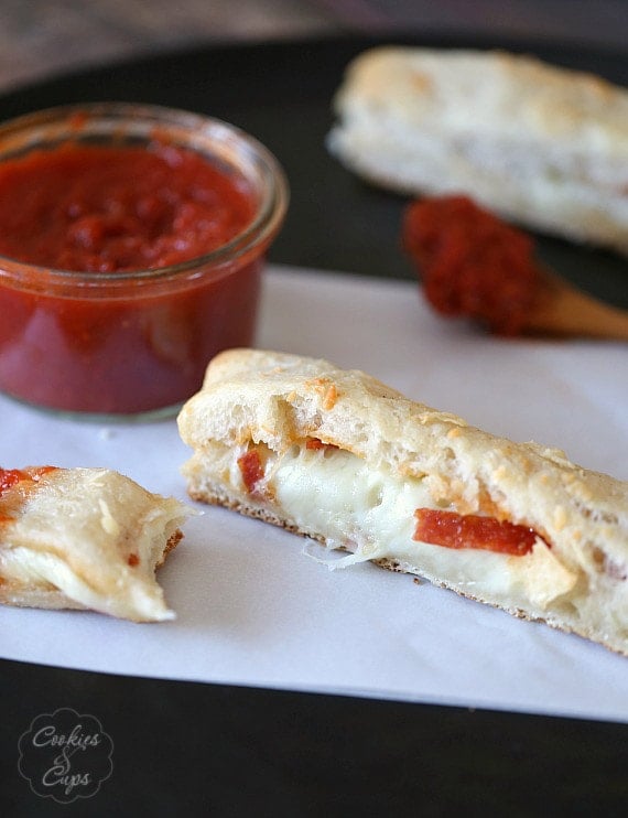 Pull Apart Pizza Breadsticks ~ A super easy appetizer or light meal! The kid's will LOVE these! www.cookiesandcups.com #recipe #easy #pizza