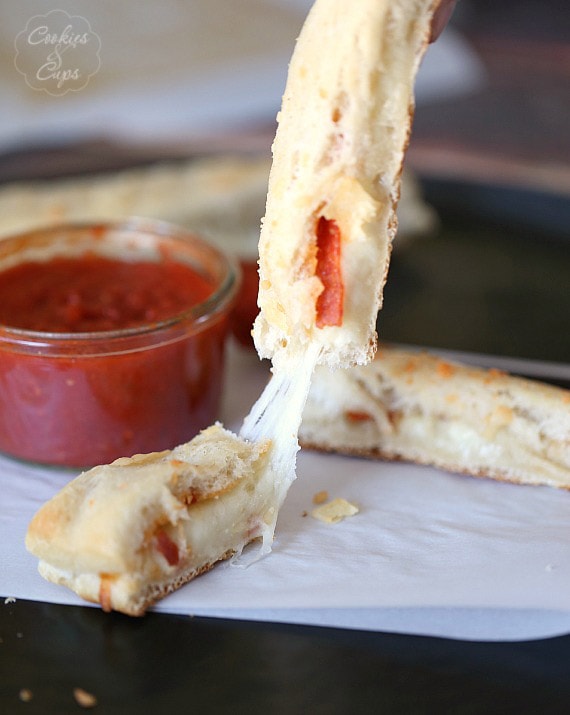 Pull Apart Pizza Breadsticks ~ A super easy appetizer or light meal! The kid's will LOVE these! www.cookiesandcups.com #recipe #easy #pizza