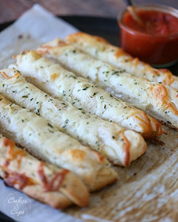 Pull Apart Pizza Breadsticks ~ A super easy appetizer or light meal! The kid's will LOVE these! www.cookiesandcups.com #recipe #easy #pizza