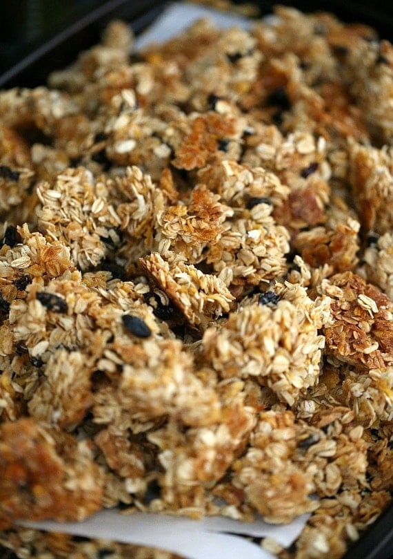 Snacking Granola Clusters | www.cookiesandcups.com
