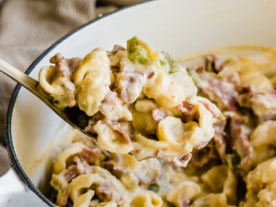 Spoonful roast beef mac and cheese.