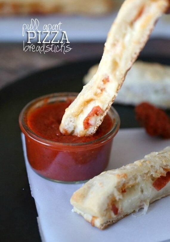 Pull Apart Pizza Breadsticks ~ A super easy appetizer or light meal! The kid's will LOVE these! www.cookiesandcups.com #recipe #easy #pizza