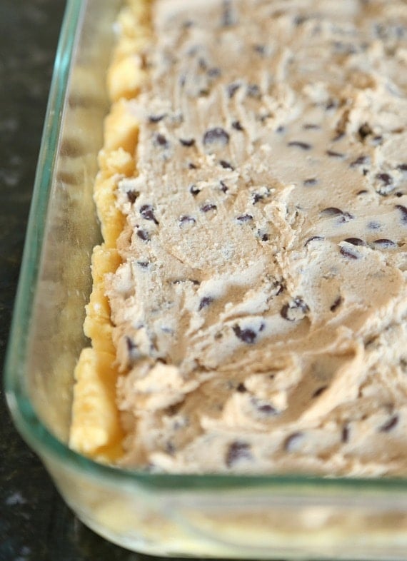 Chocolate Chip Cookie Dough Gooey Butter Bars | www.cookiesandcups.com