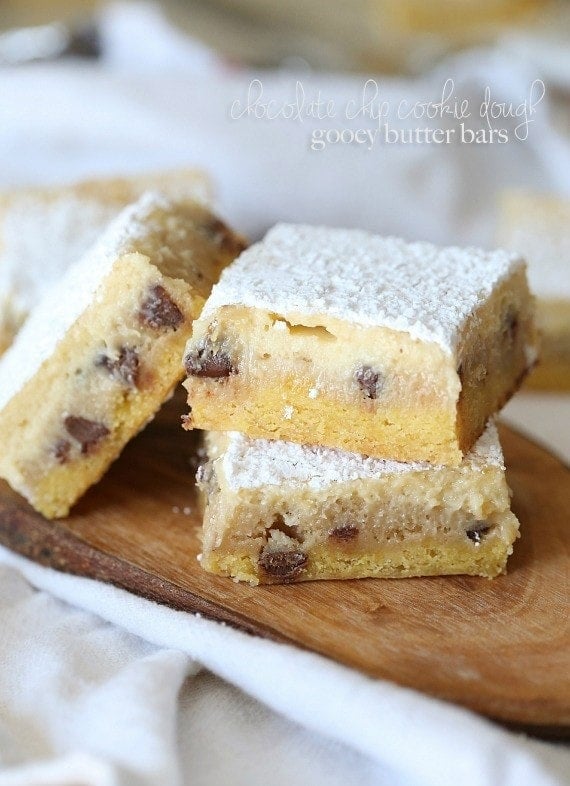 Chocolate Chip Cookie Dough Gooey Butter Bars | www.cookiesandcups.com