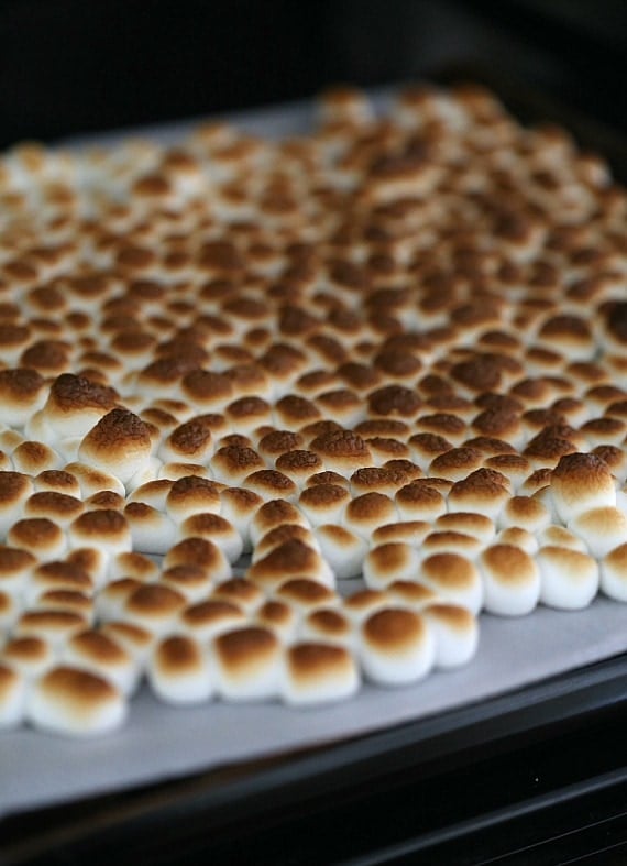 Toasted Marshmallow Buttercream Frosting www.cookiesandcups.com