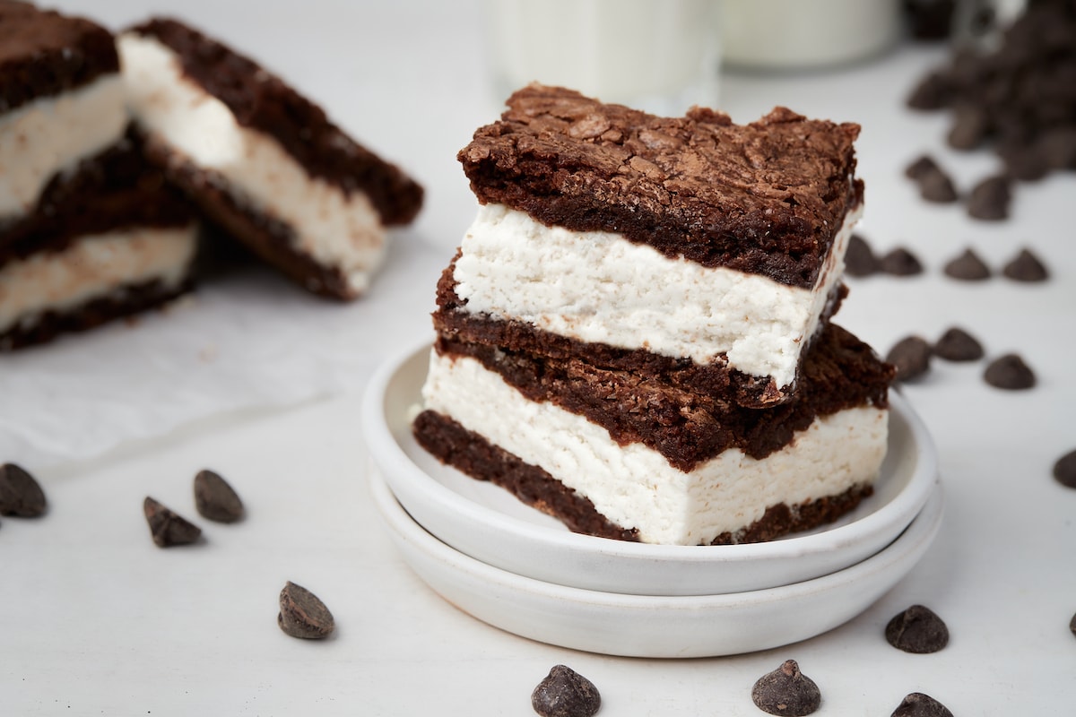 Oreo Cream Filled Brownies | Cookies and Cups