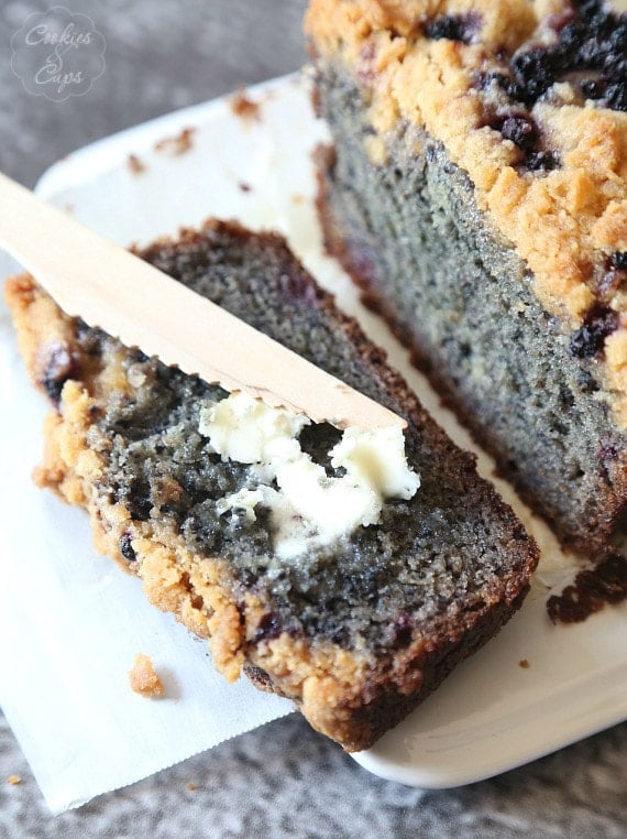 Blueberry cobbler Bread..loaded with blueberries and a perfect crumble topping! SO soft and sweet!!