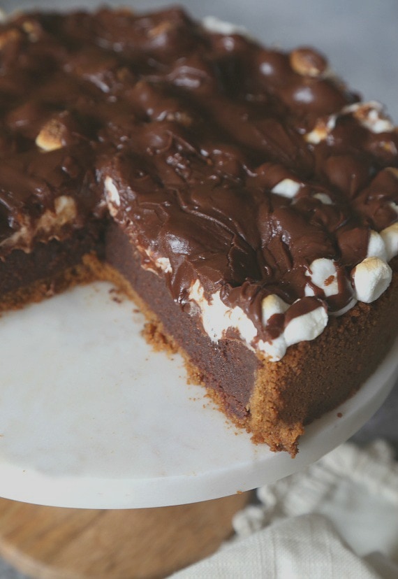 Gorgeous Brownie PIE! Super chocoalte brownie on a sweet graham crust, topped with goey marshmallow and fudgy frosting