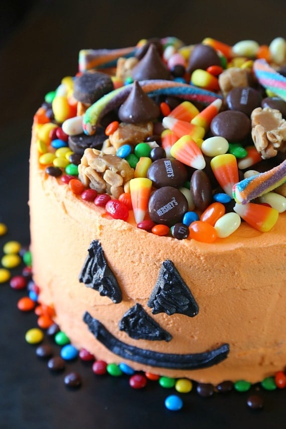 Super Simple Jack O Lantern Candy Cake for Halloween. SO easy!