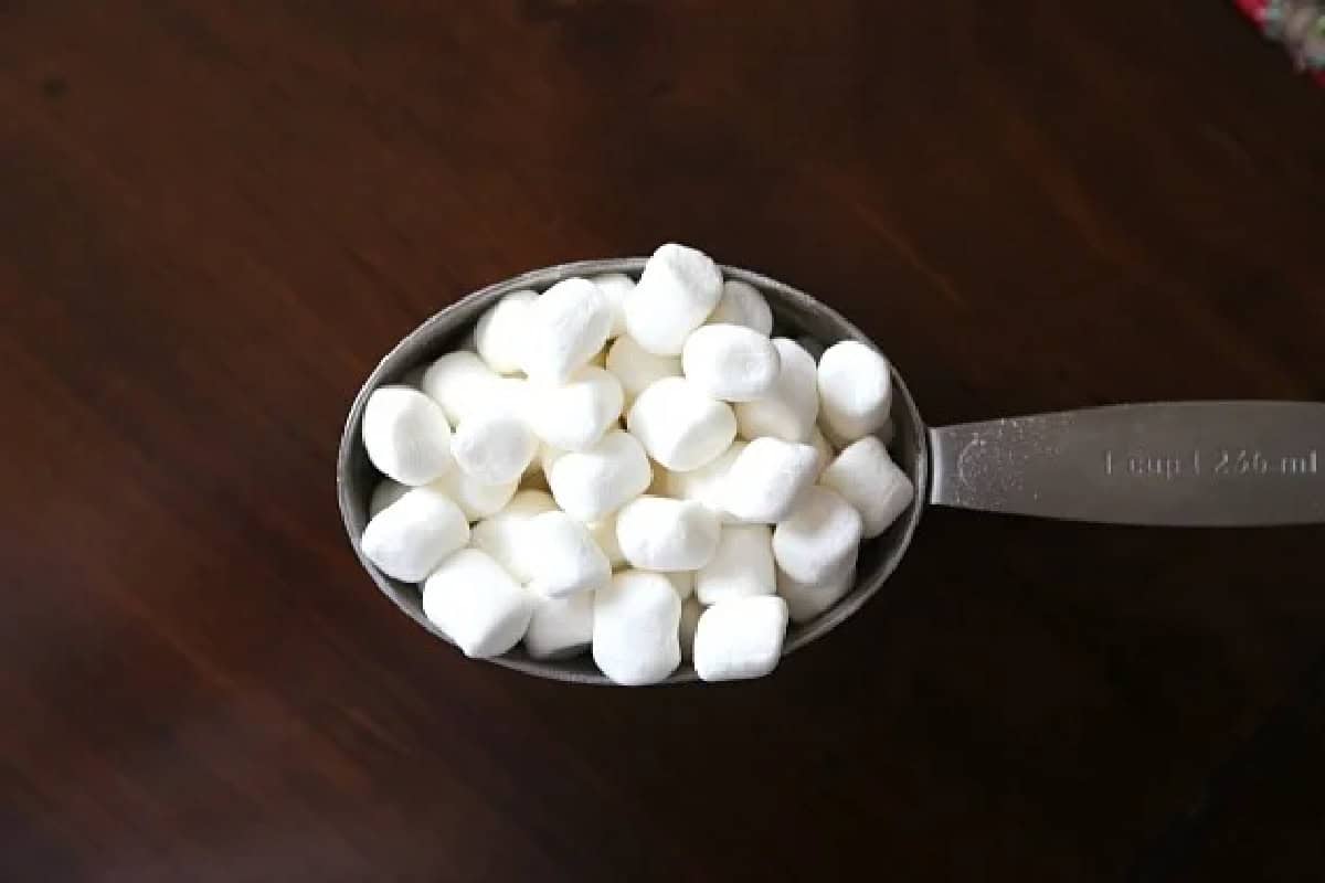 Mini marshmallows in a measuring cup