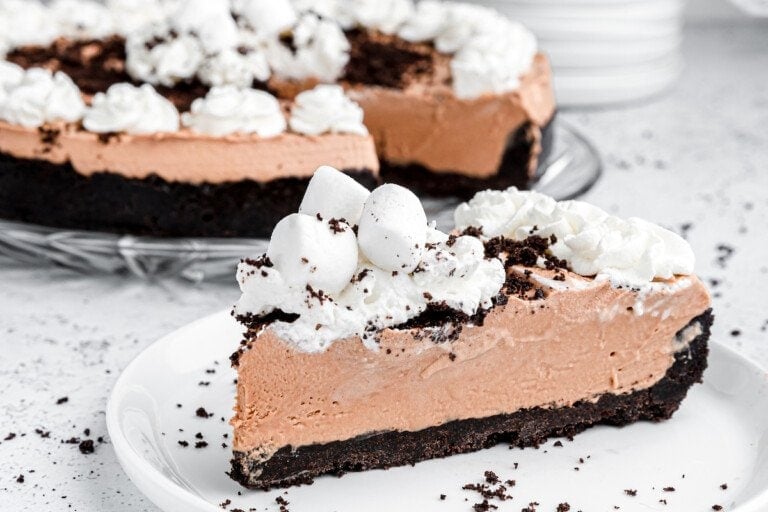 No Bake Creamy Marshmallow Chocolate Pie | Cookies and Cups