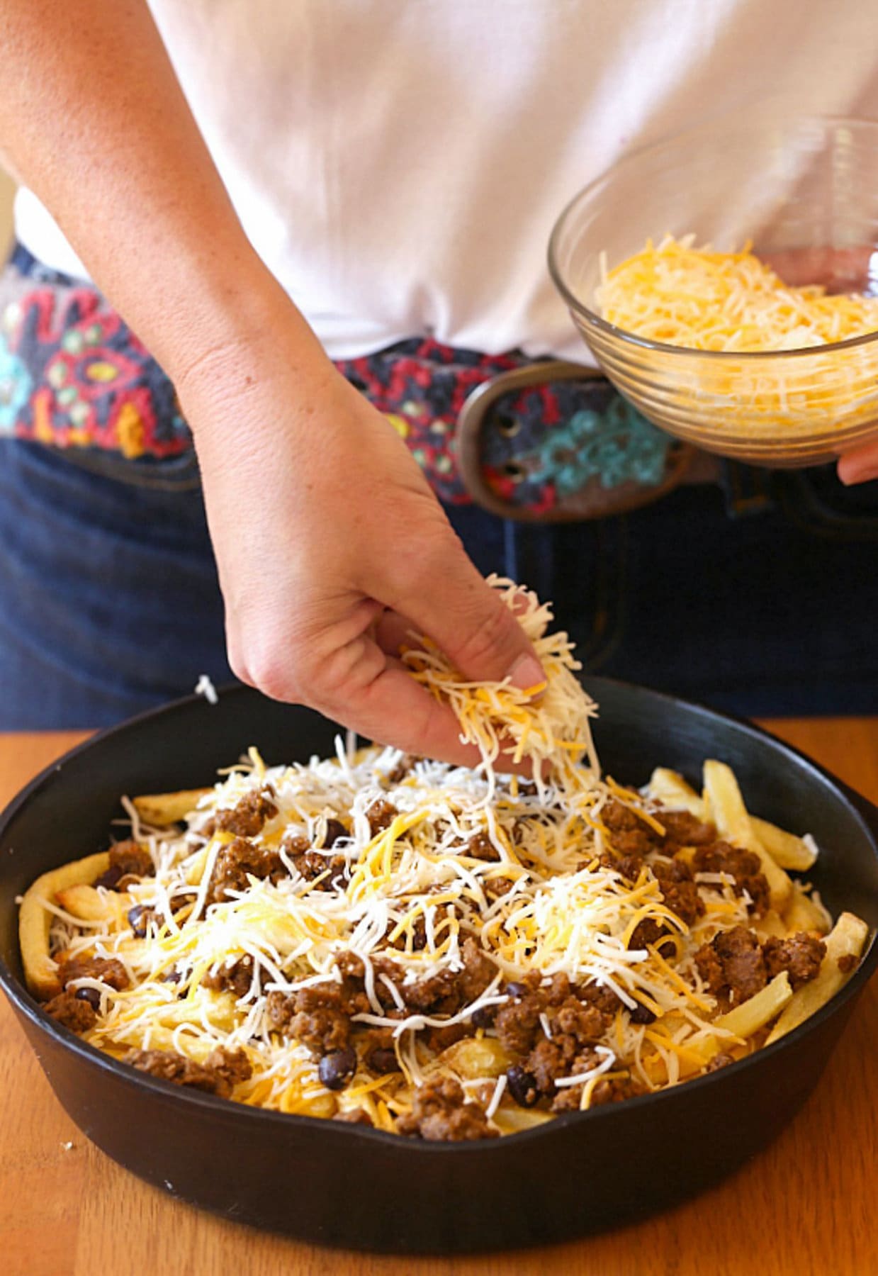 Topping frachos with cheese