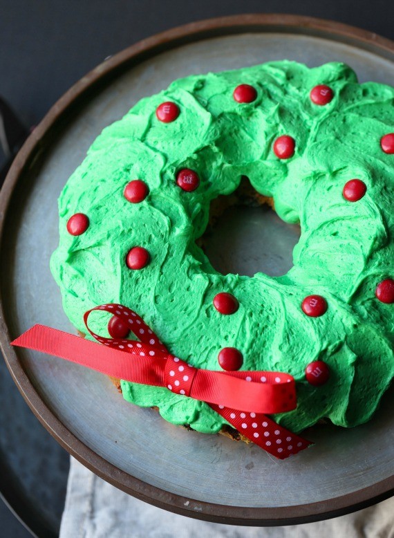 Adorable Wreath Cake using M&M'S to decorate!