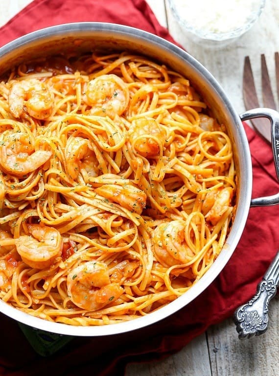 One Pot Shrimp Pasta. The pasta cooks right in the sauce leaving a creamy and super flavorful pasta dish, not to mention it's ONE POT!! #TasteRiserva