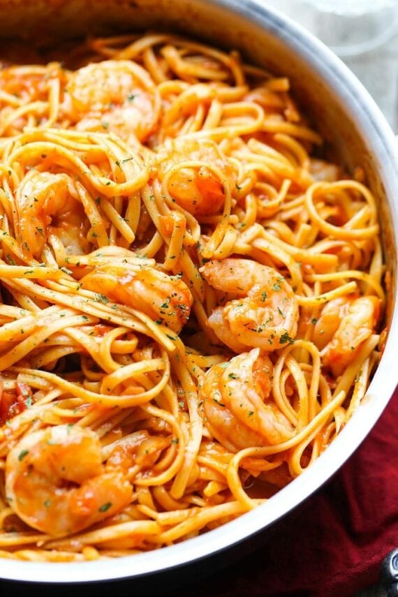 One Pot Shrimp Pasta. The pasta cooks right in the sauce leaving a creamy and super flavorful pasta dish, not to mention it's ONE POT!! #TasteRiserva