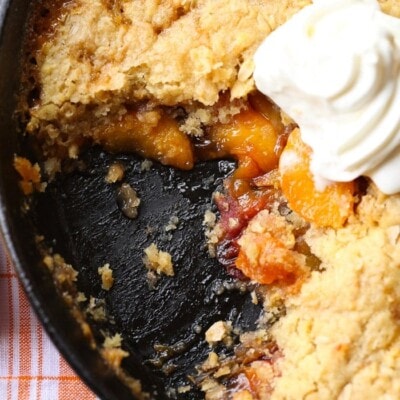 Skillet Sugar Cookie Peach Cobbler - Cookies and Cups