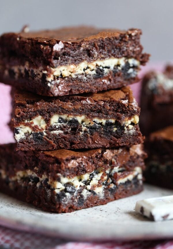 Cookies and Cream Stuffed Brownies - Cookies and Cups