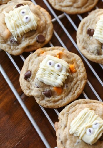 Paranormal Pretzel Cookies!! Simple Pretzel mummies on top of thick chocolate chip cookies with festive Halloween chips!