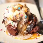Easy Brownie Bowl Sundaes! The brownie is the perfect bowl for you favorite ice cream and toppings!