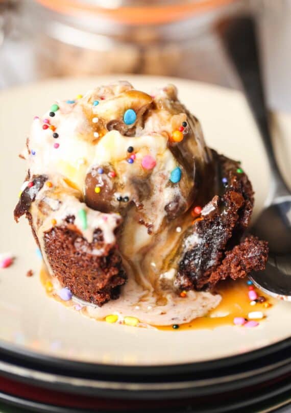 Easy Brownie Bowl Sundaes! The brownie is the perfect bowl for you favorite ice cream and toppings!