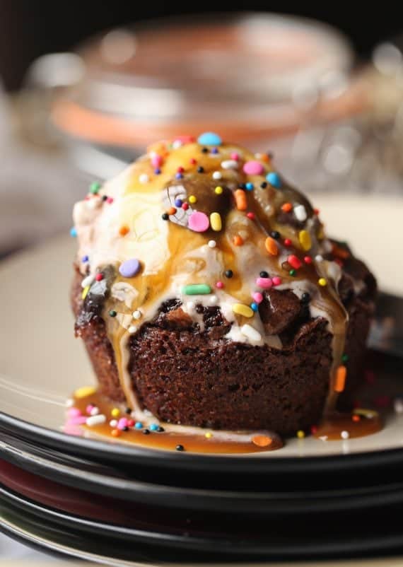 Easy Brownie Bowl Sundaes! The brownie is the perfect bowl for you favorite ice cream and toppings!