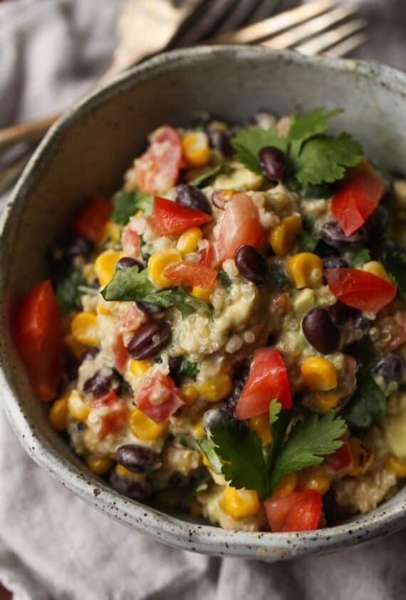 Southwestern Quinoa Salad! Such a perfect lunch or light dinner option...packed with protein!