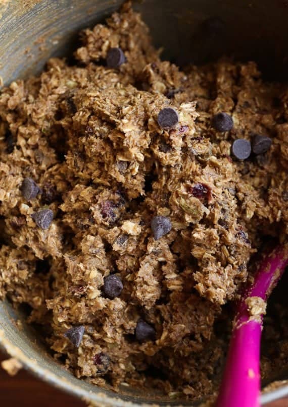 Autumn Spice Cookies are packed with oats, pumpkin seeds, chocolate chips, Craisins, and pumpkin spice! Autumn in every bite!