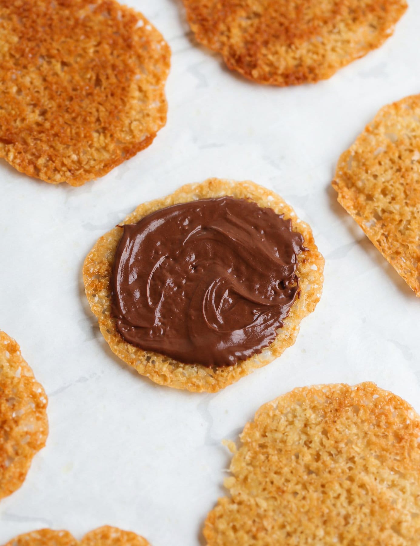 Caramel cookies with chocolate spread 