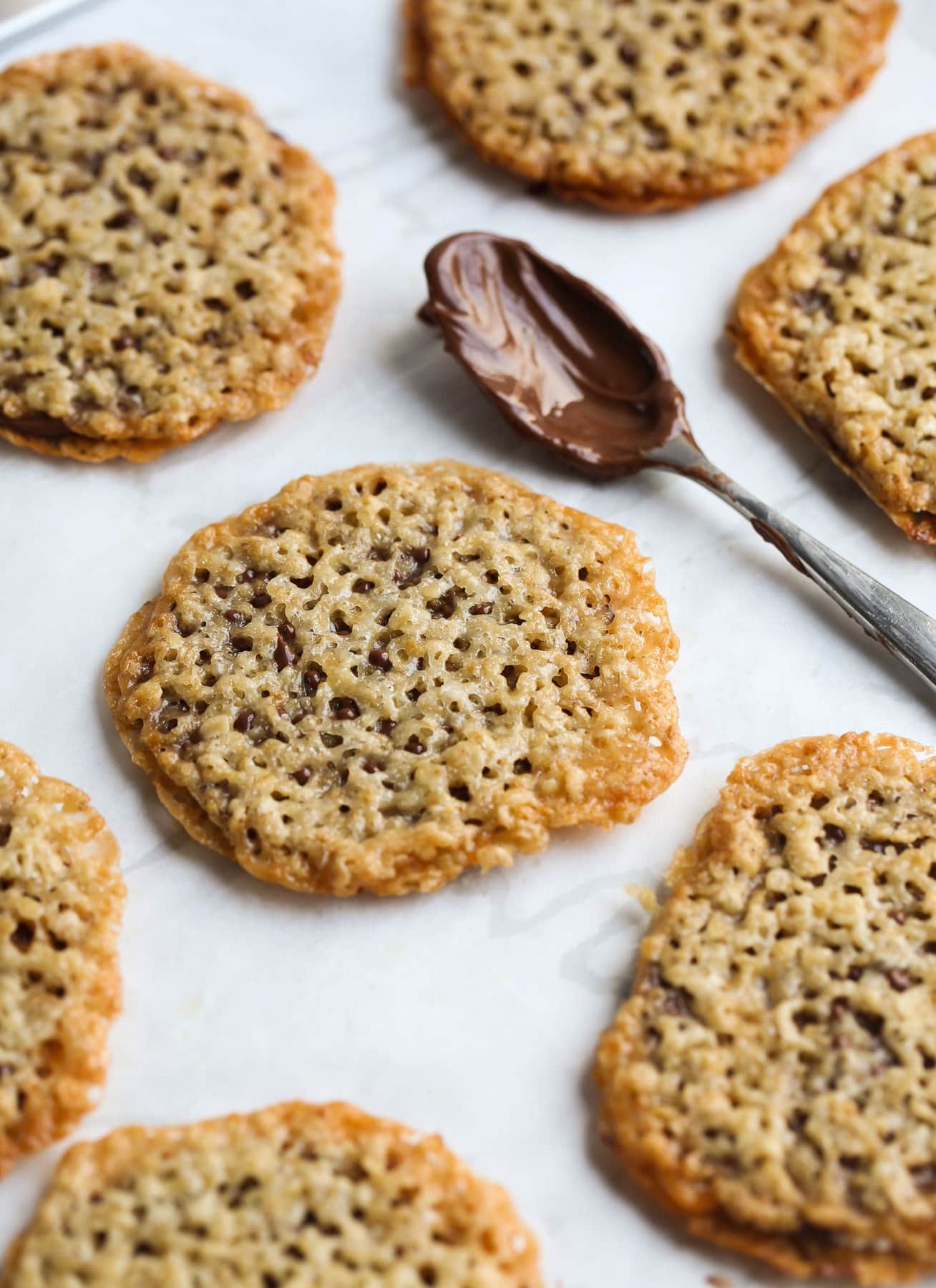 To cookies sandwiching chocolate sauce