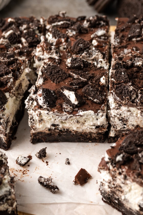Dreamy Oreo Brownies | Cookies and Cups