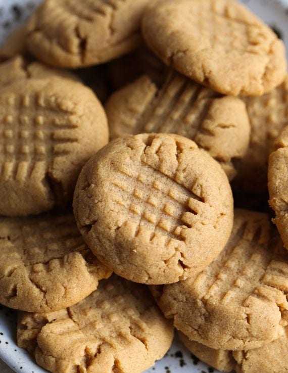 Flourless Peanut Butter Cookies! So much peanut butter packed into one soft cookie!