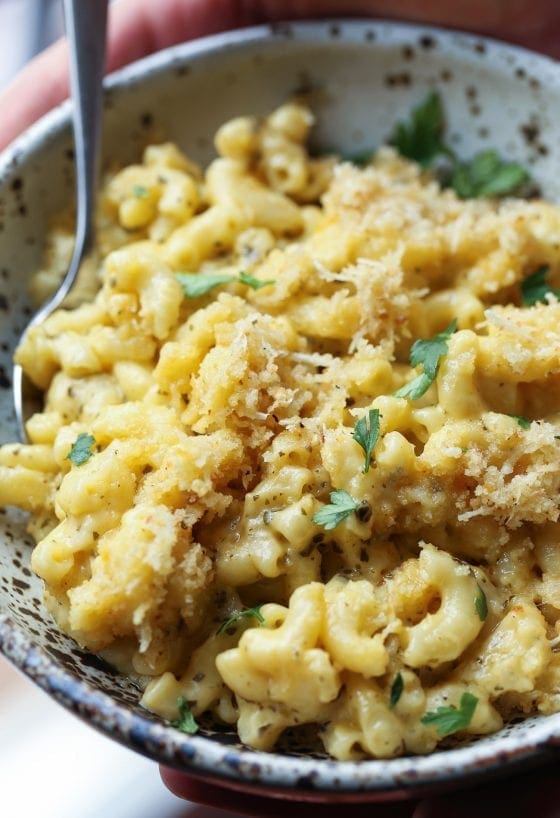 Creamy Pesto Mac and Cheese Pasta | Cookies and Cups