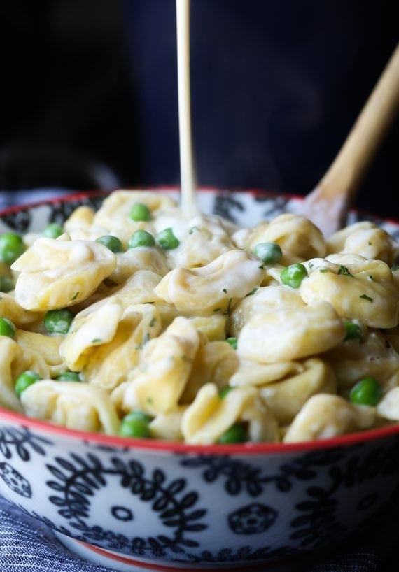 15 Minute Easy Cream Cheese Alfredo Sauce | cookiesandcups.com