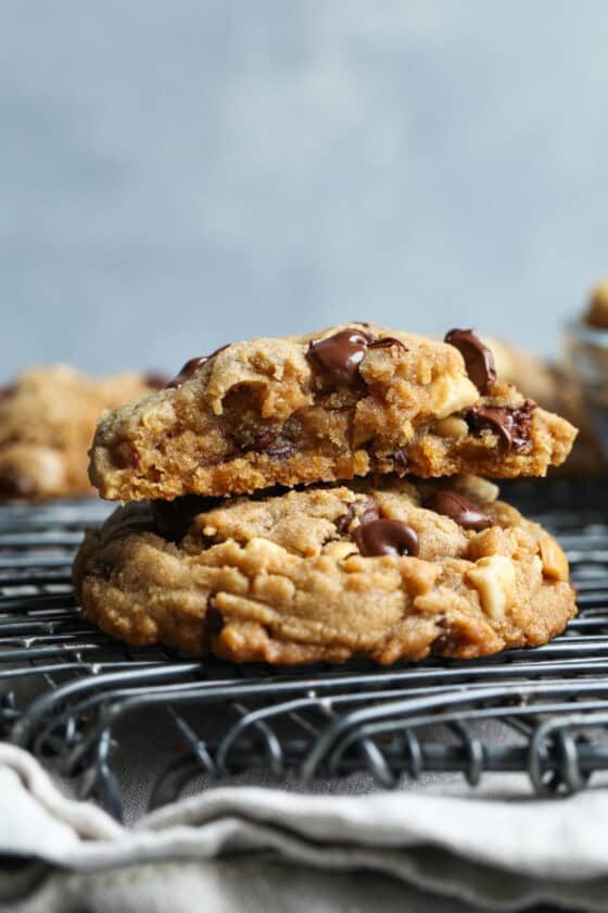 Easy Salted Toffee Cashew Cookies | Cookies and Cups