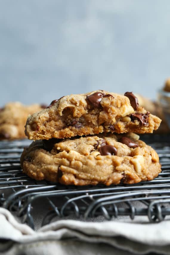 Easy Salted Toffee Cashew Cookies 